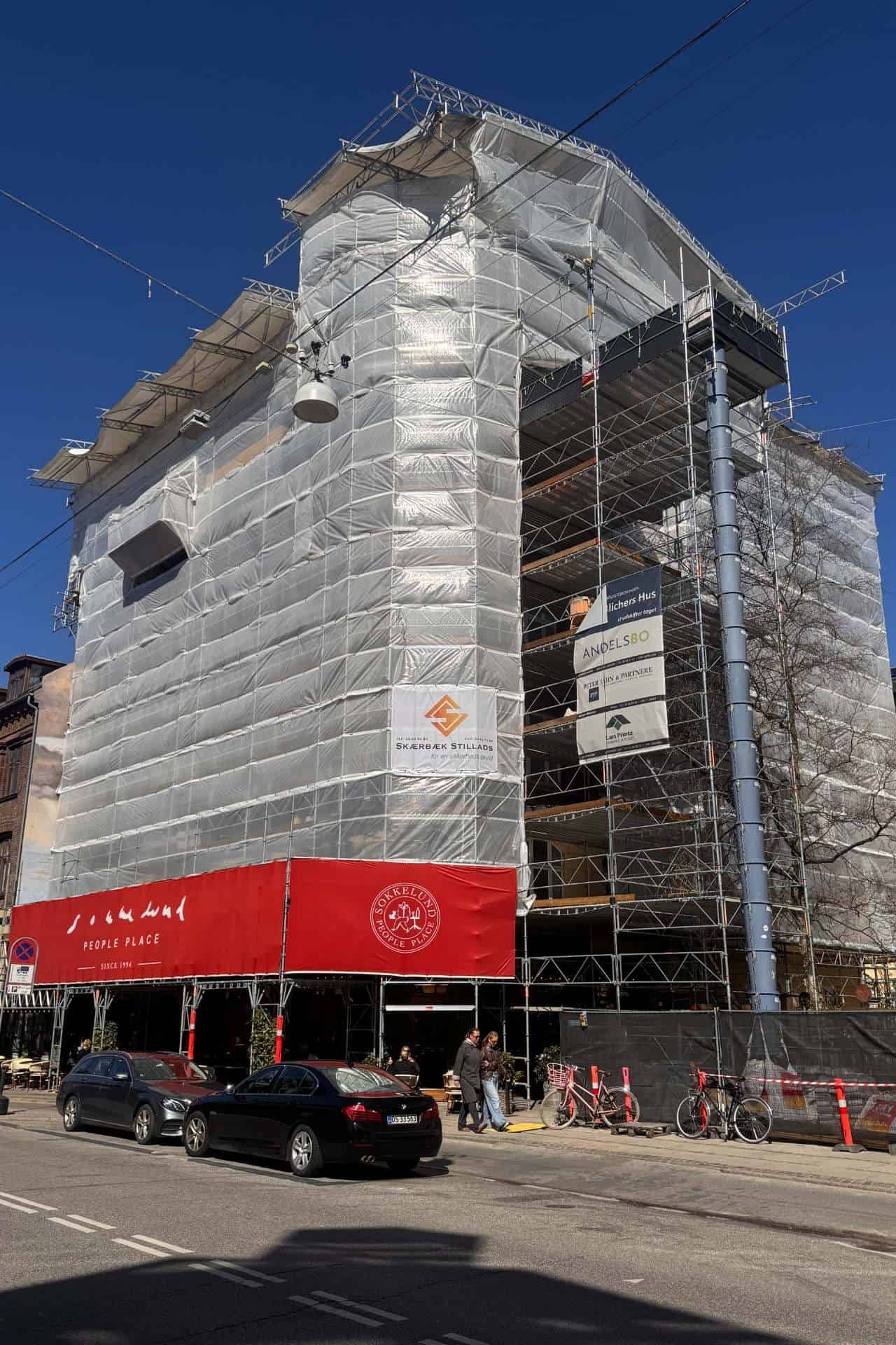Sikkerhed i højde: Sådan vælger du det rigtige stillads til dit byggeprojekt